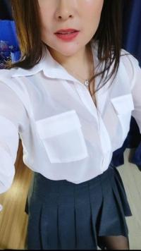 笑容甜美的美乳小姐姐